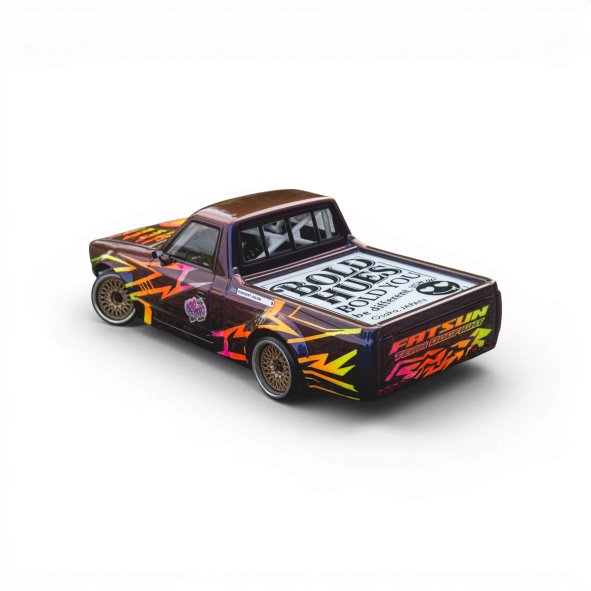 Carrosserie de camion Datsun 620 pickup en plastique par Aplastics RC, vue de face avec détails réalistes et finition précise.