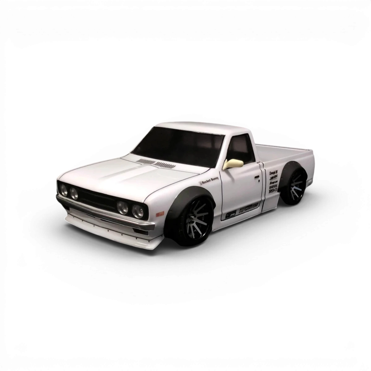 Carrosserie de camion Datsun 620 pickup pour modèle RC Aplastics RC, en plastique noir avec détails réalistes.