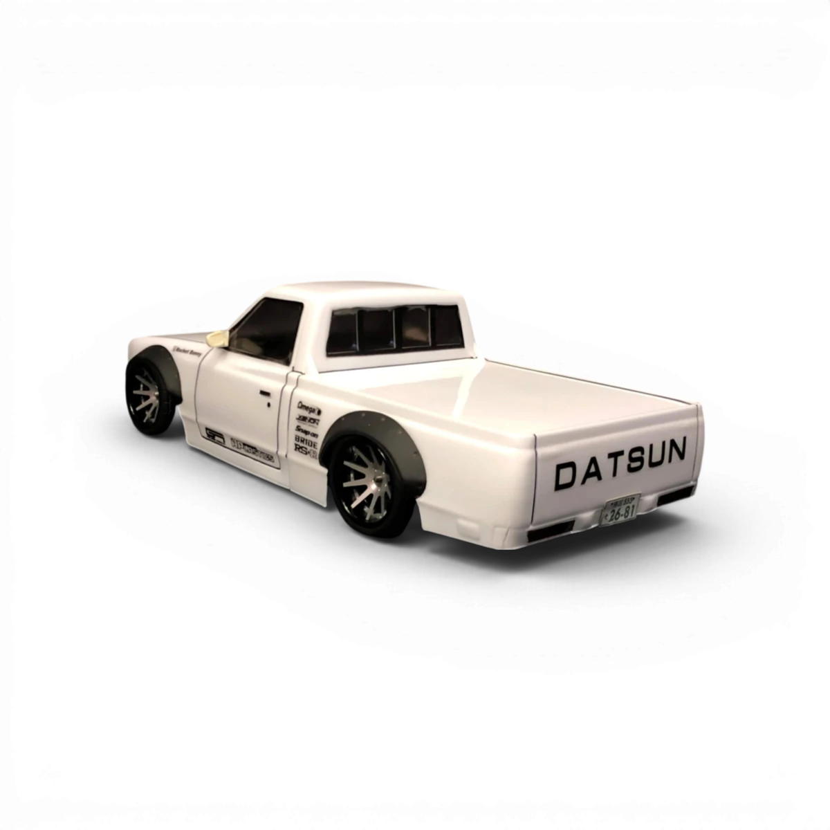 Carrosserie Datsun 620 Pickup de la marque Aplastics RC, vue de face avec détails réalistes et finition précise.