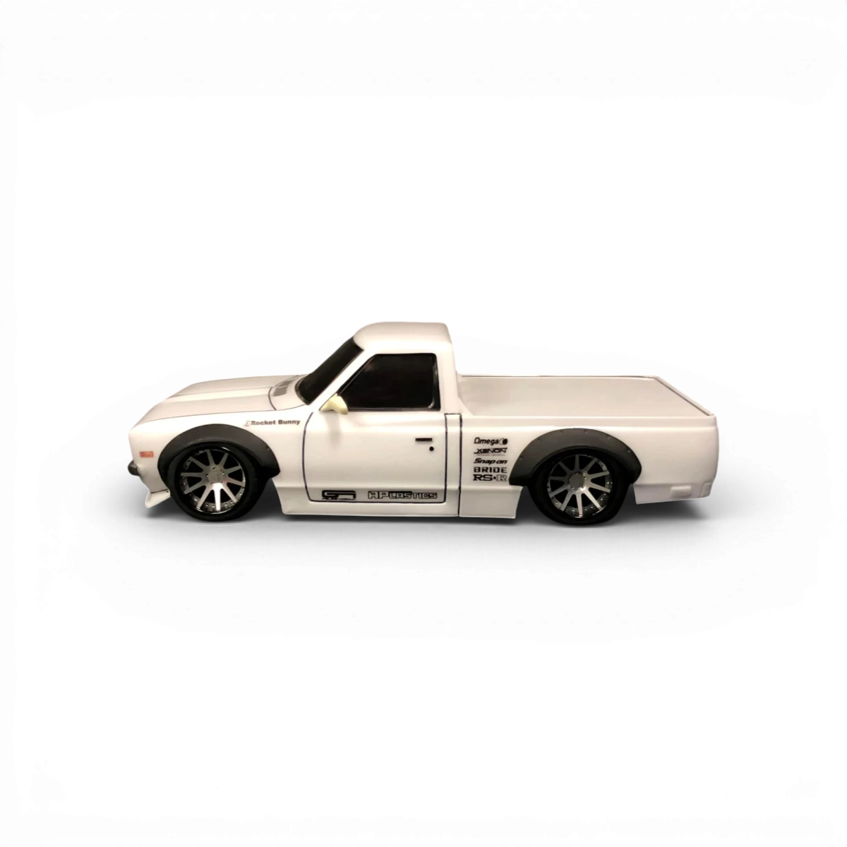 Modèle de carrosserie Datsun 620 pickup de la marque Aplastics RC, vue de face avec détails du design de la voiture.