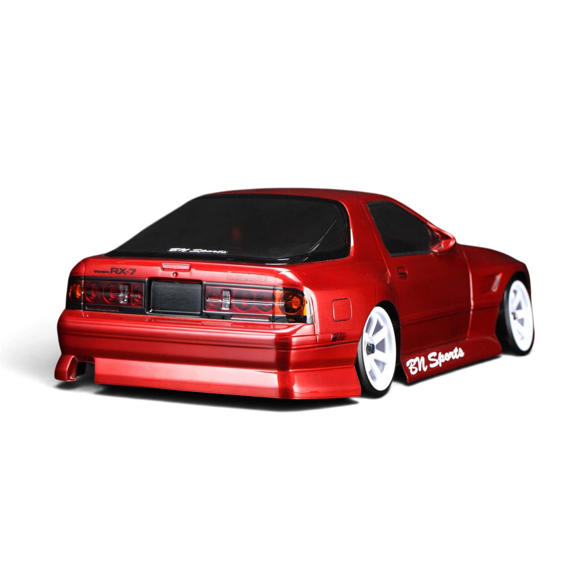 Voiture RC Drift DriftParadiZ Mazda RX-7 FC3S BN Sports rouge avec jantes blanches vue de trois-quarts arrière
