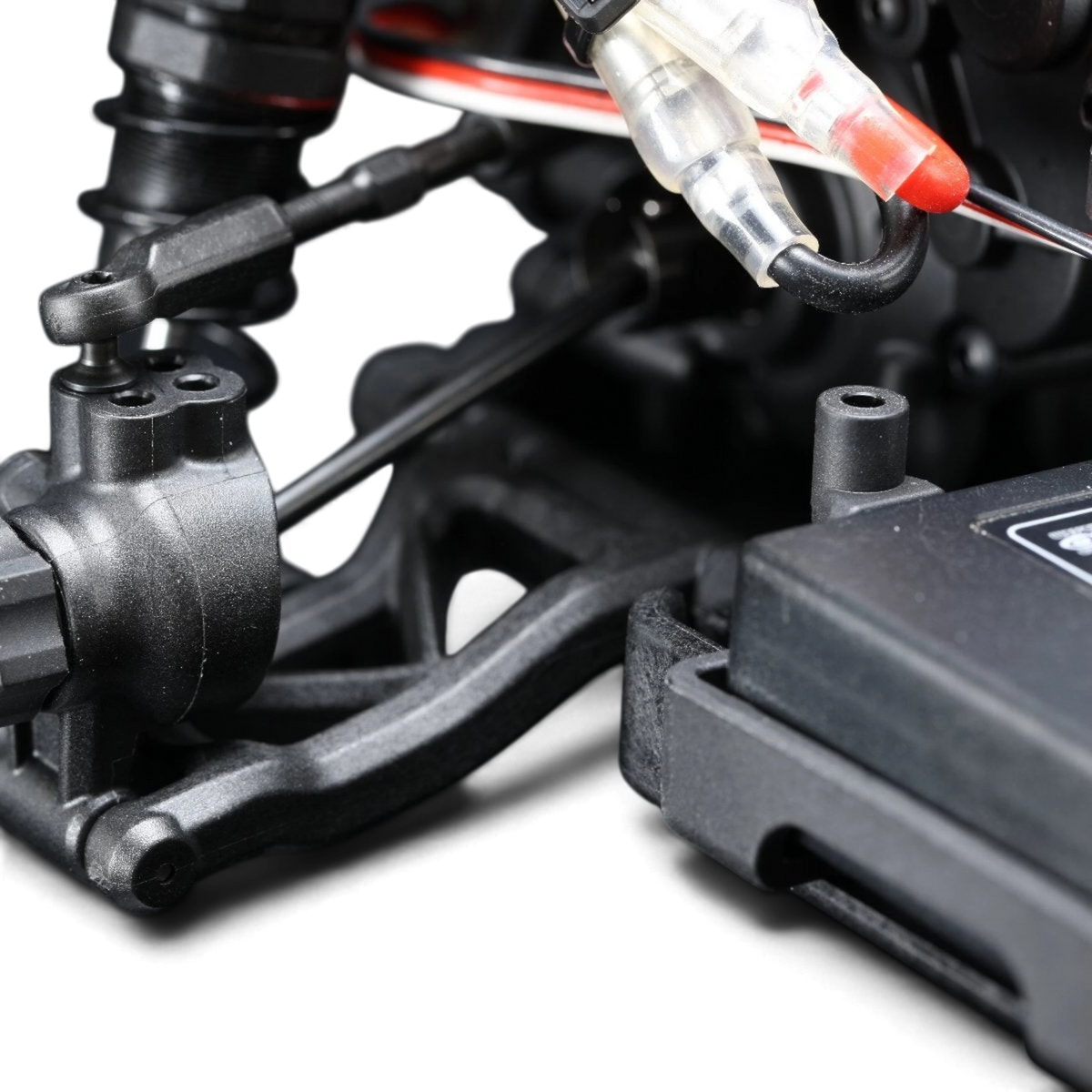 Gros plan sur le porte-fusée avant du châssis DriftParadiZ Yokomo RD2.0 pour voiture RC drift 1/10