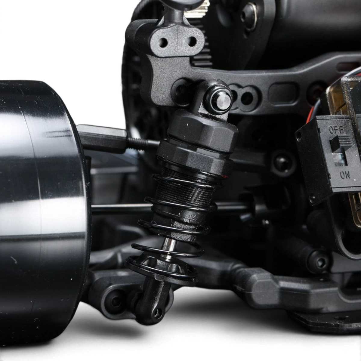 Gros plan sur l'amortisseur hydraulique réglable et la roue DriftParadiZ du châssis RC Yokomo RD2.0 assemblé