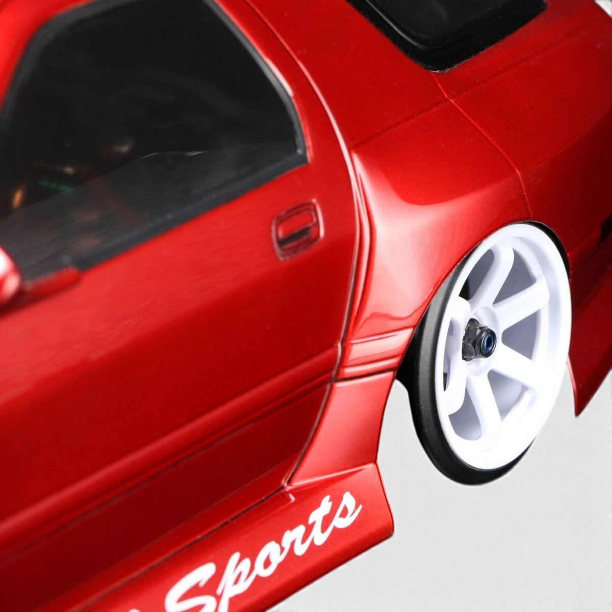 Vue latérale arrière de la carrosserie rouge DriftParadiZ Mazda RX-7 FC3S BN Sports avec jantes blanches