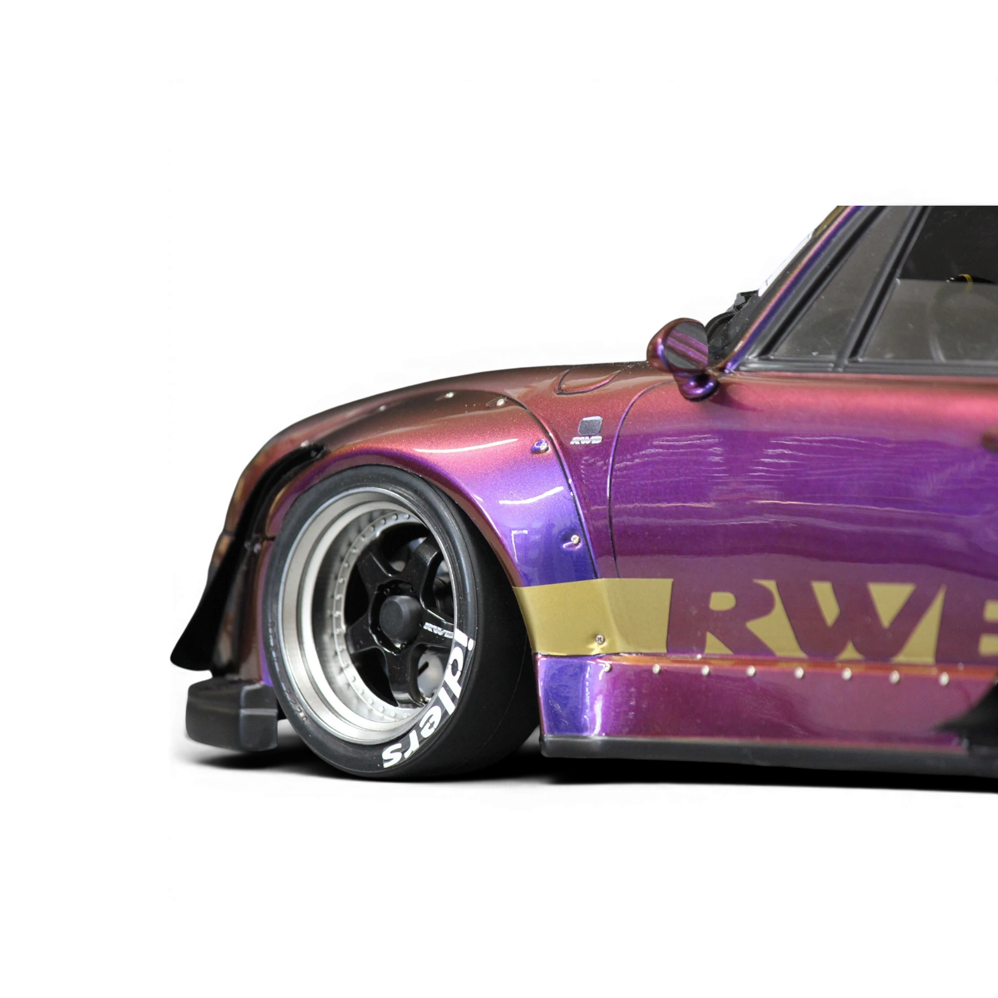 Autocollants de pneus blancs Idlers DriftParadiZ sur une voiture RC drift violette avec jantes noires