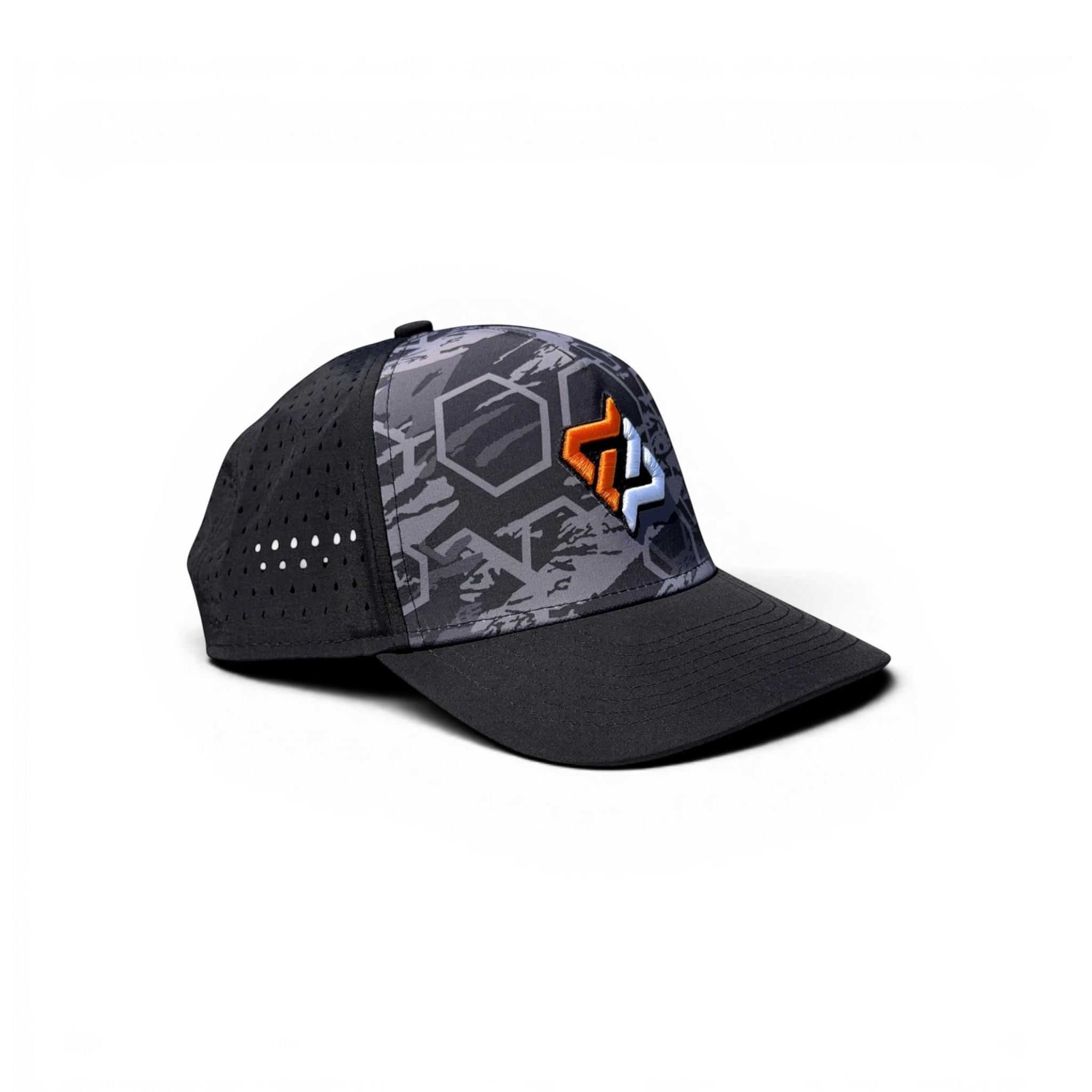 Casquette DriftParadiZ noire et grise avec motif géométrique, logo brodé orange et bleu et panneaux latéraux perforés