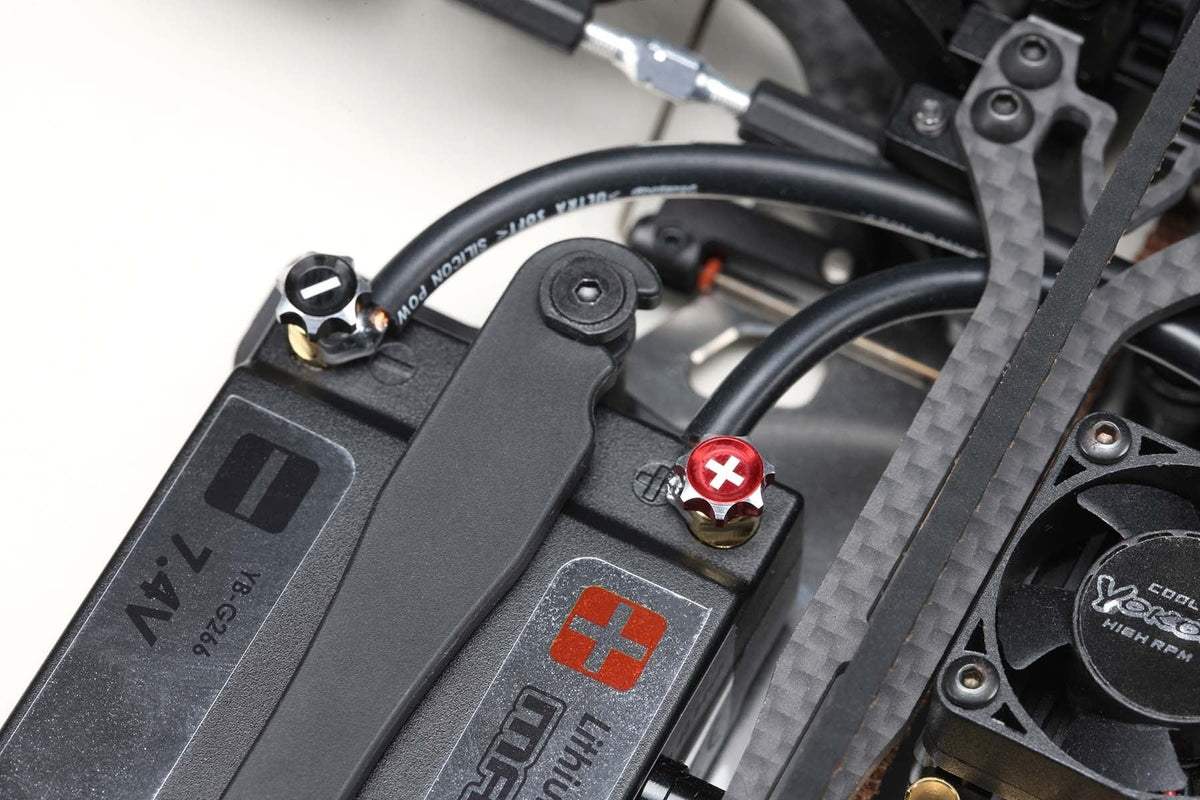 Connecteurs DriftParadiZ PK Quick-Lock Racing Performer avec vis de serrage en aluminium rouge et noir sur batterie