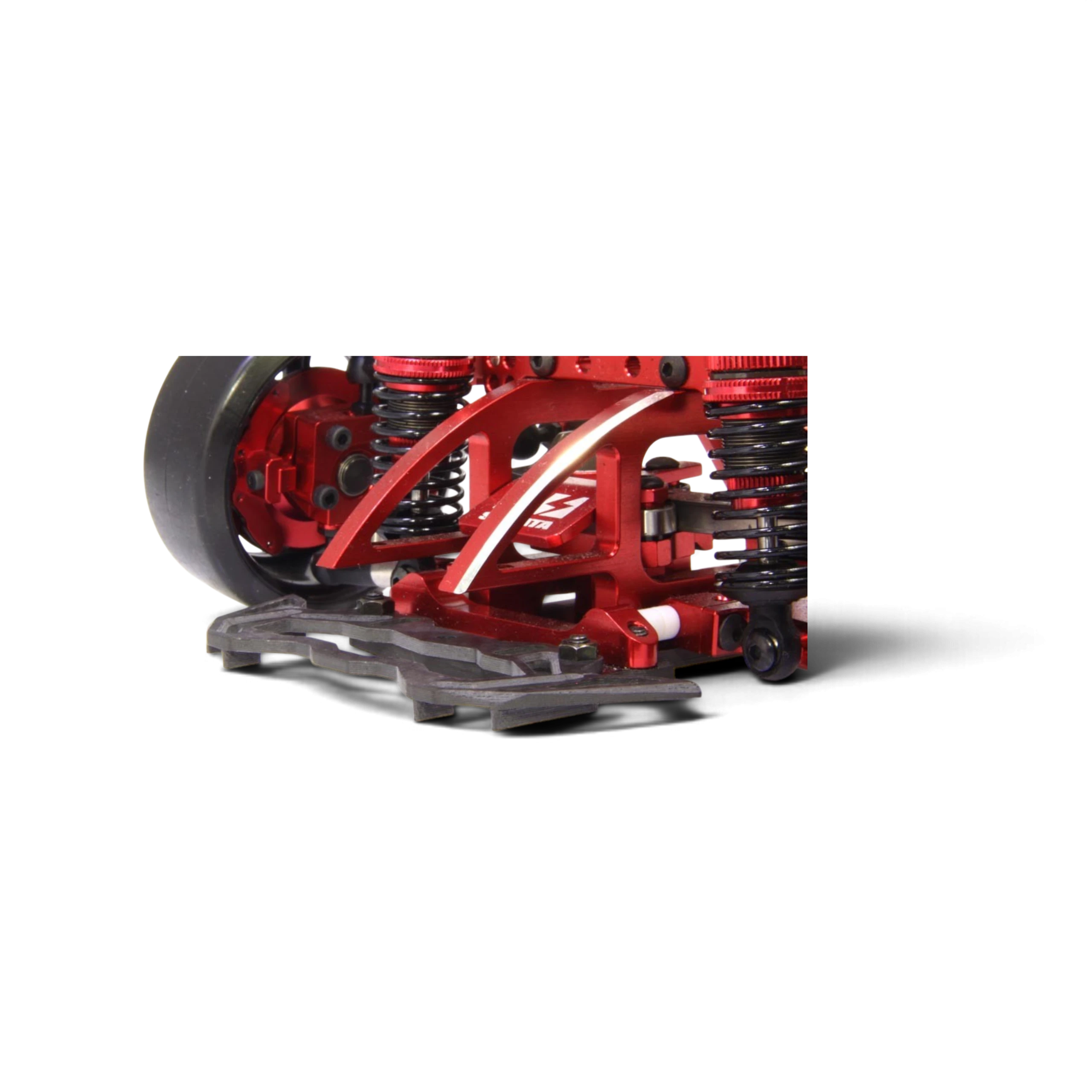 Pare-chocs carbone brillant Hikotech avec ailettes aérodynamiques monté sur châssis RC Drift rouge DriftParadiZ