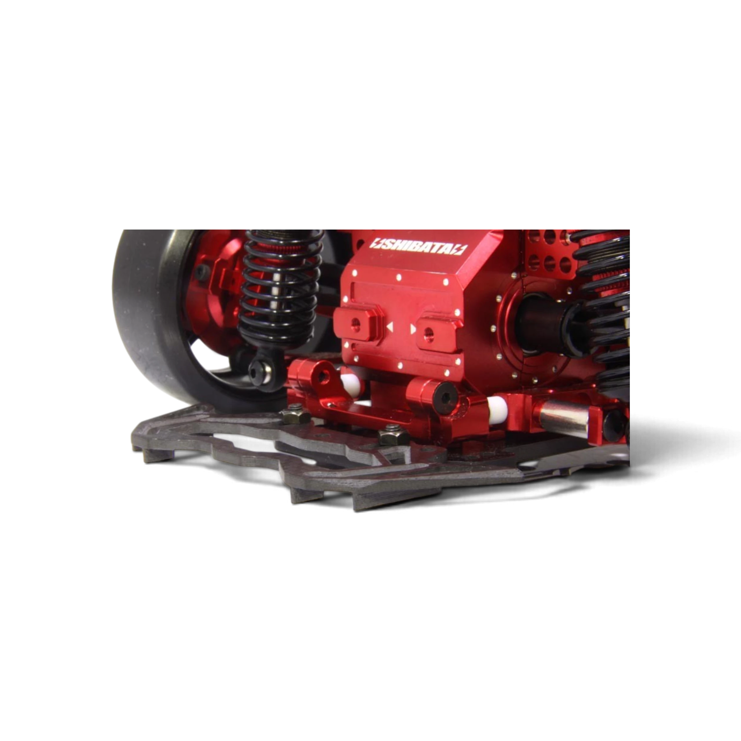 Pare-chocs DriftParadiZ Hikotech en carbone mat avec ailettes aérodynamiques monté sur un châssis RC rouge