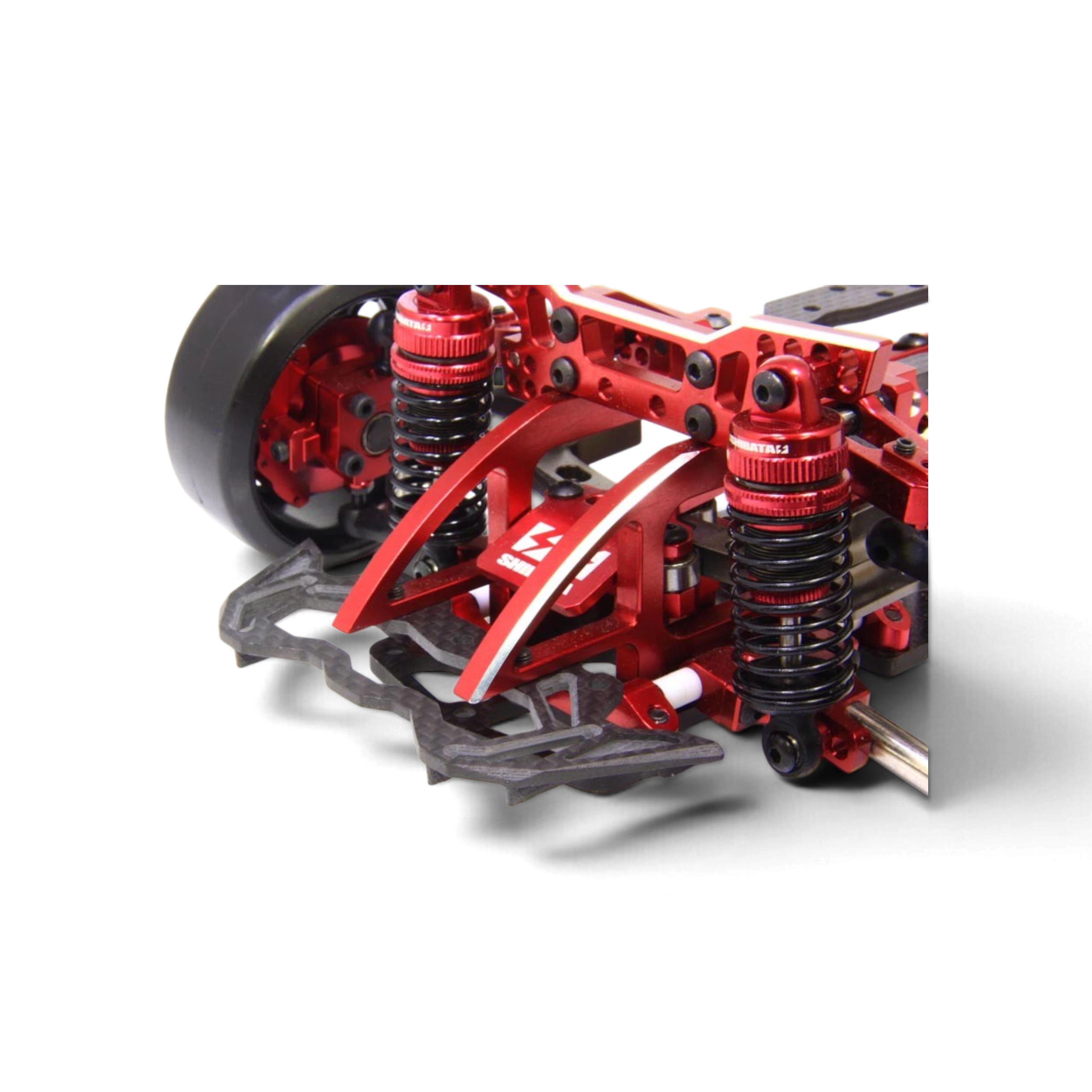 Pare-chocs DriftParadiZ Hikotech en carbone mat avec ailettes aérodynamiques monté sur un châssis RC drift rouge