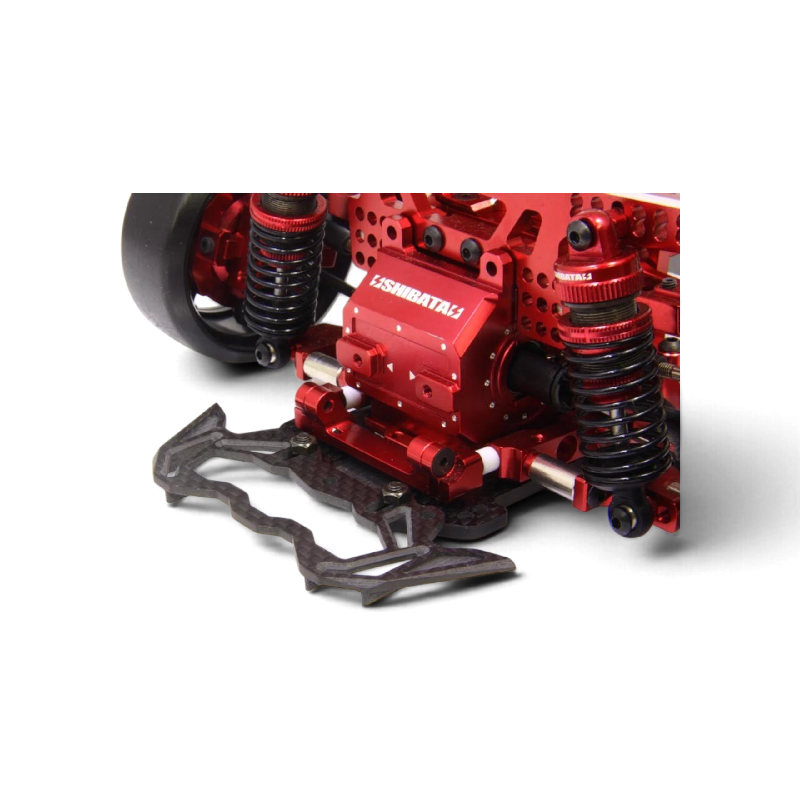 Pare-chocs DriftParadiZ en carbone mat avec ailettes aérodynamiques monté sur un châssis RC Drift rouge