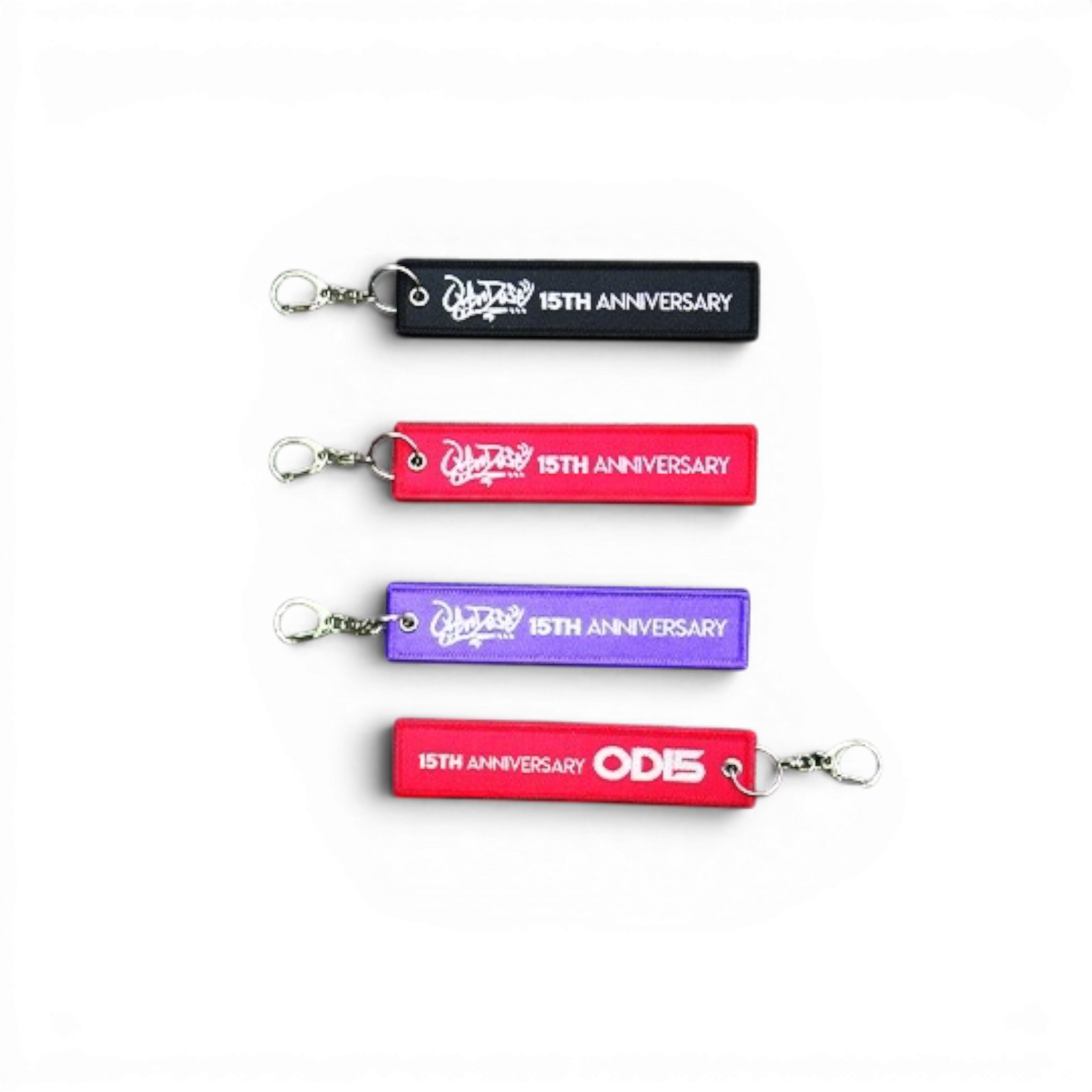 Porte-clés DriftParadiZ Overdose XXV 15ème anniversaire en tissu brodé, disponibles en noir, rouge et violet.