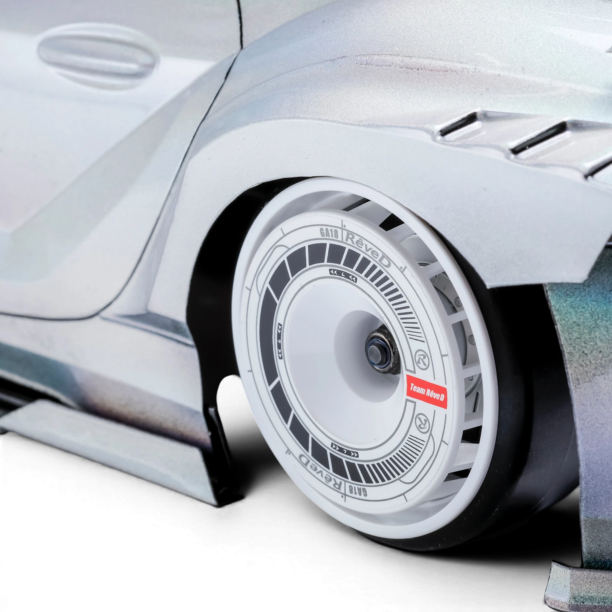 Stickers pour jantes DriftParadiZ RW-GA18 blancs et noirs installés sur une voiture RC style drift