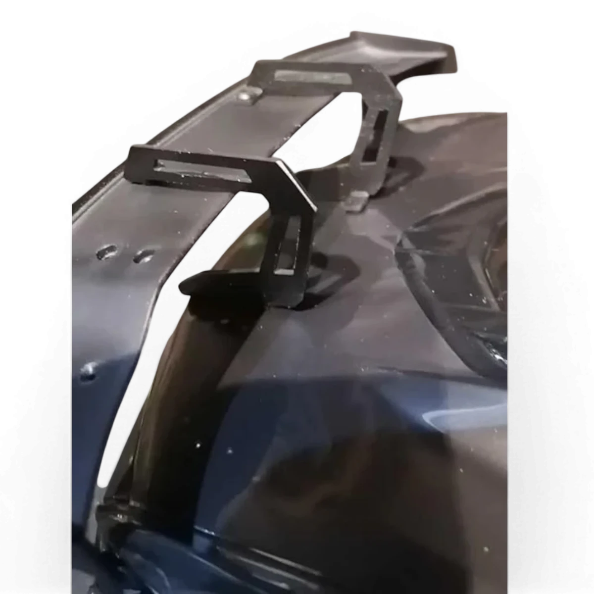 Support d'aileron DriftParadiZ en aluminium noir pour voiture RC drift, assurant une fixation rigide et stable.