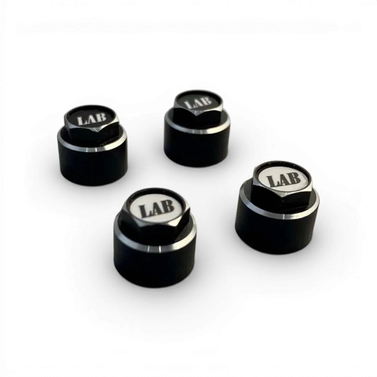 Ecrous blancs pour jantes, pièces détachées de la marque Custom lab's, visibles en gros plan sur fond neutre.