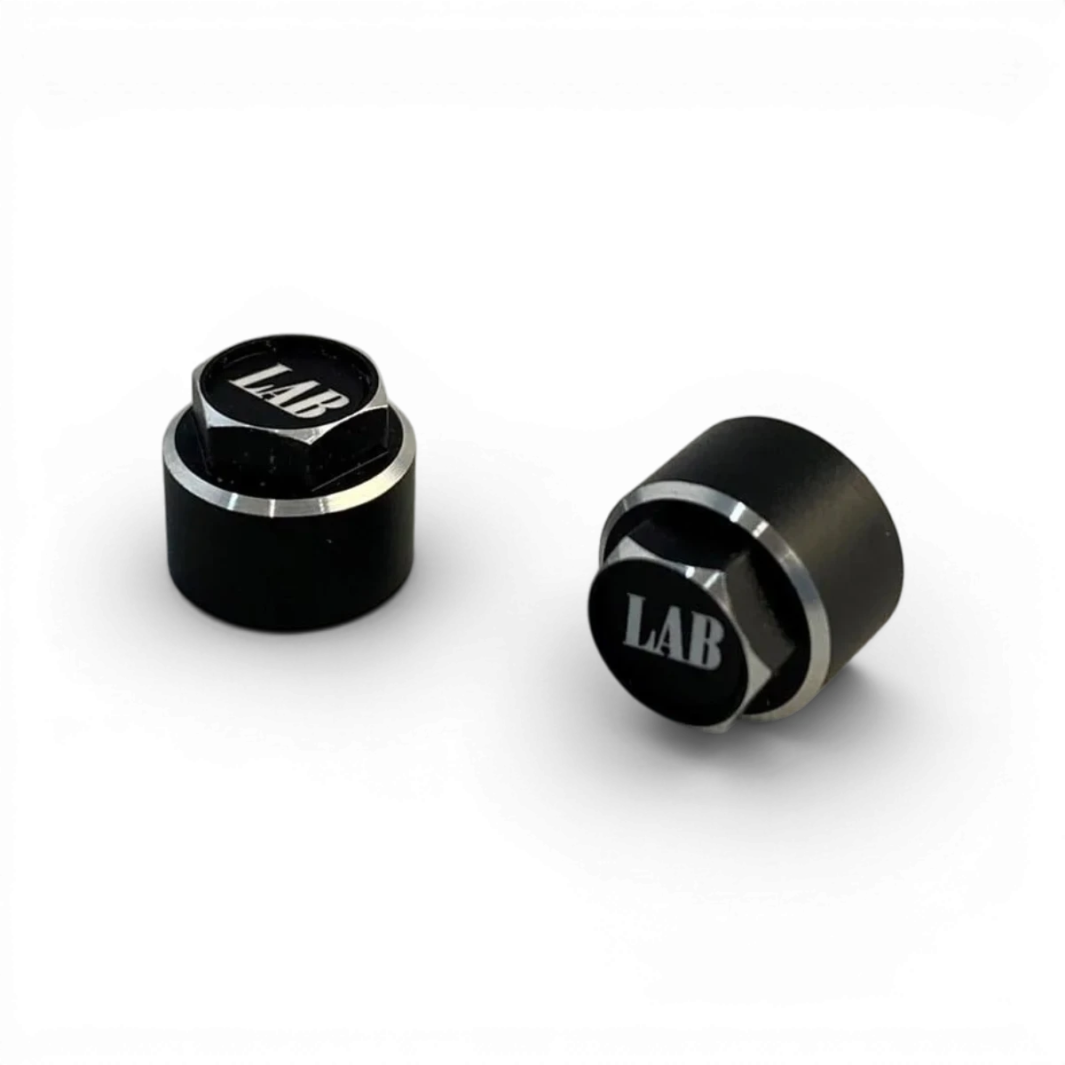 Ecrous noirs pour jantes de voiture, pièces détachées de la marque Custom lab's, visibles avec finition en noir brillant.
