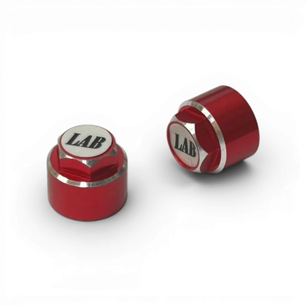 Ecrous pour jantes en rouge et blanc, pièces détachées de la marque Custom lab's, visibles sur une roue.