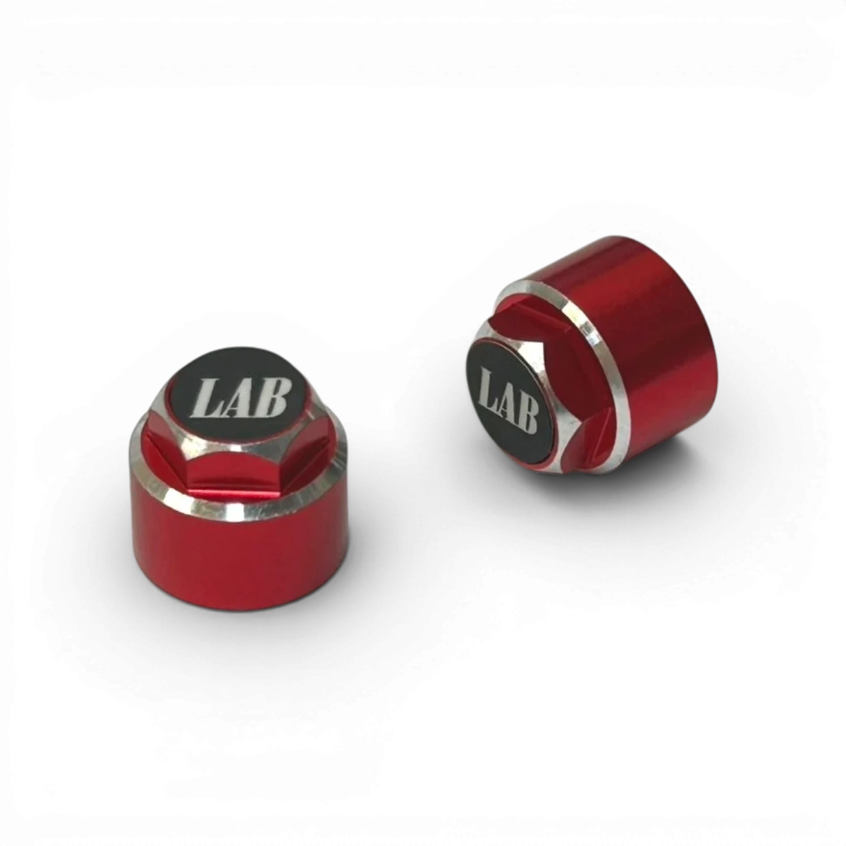 Ecrous rouges pour jantes de véhicules, pièce détachée de la marque Custom lab's, fixation robuste pour roues.