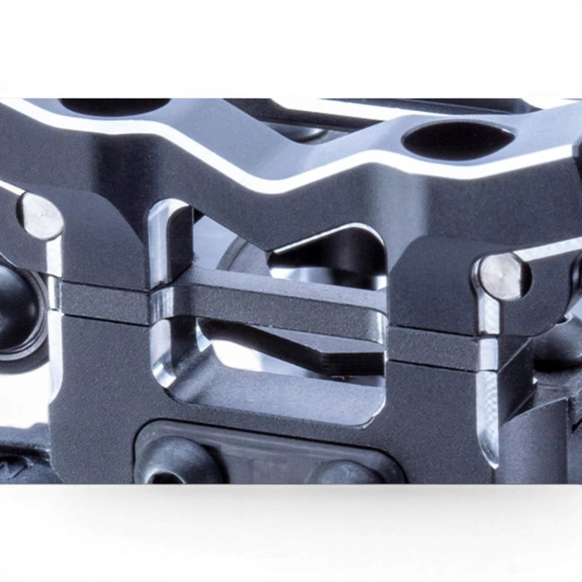 Entretoise en aluminium de 2 mm pour le support de choc avant MC-III, marque Team Reve D, visible en détail.