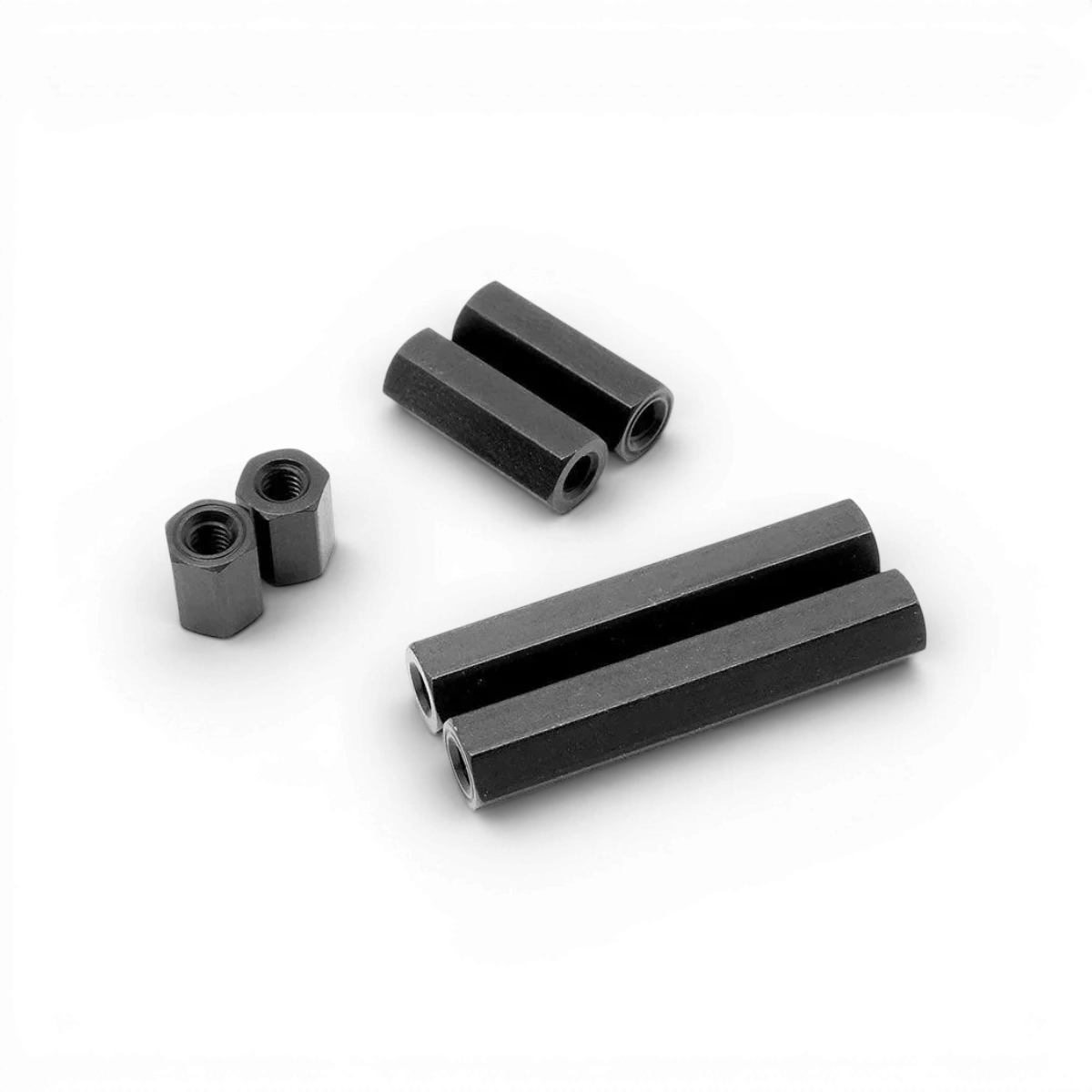 Entretoise d’extension hexagonale en aluminium noire de 5mm, conçue par Wrap-UP next, pour fixation et ajustement précis.