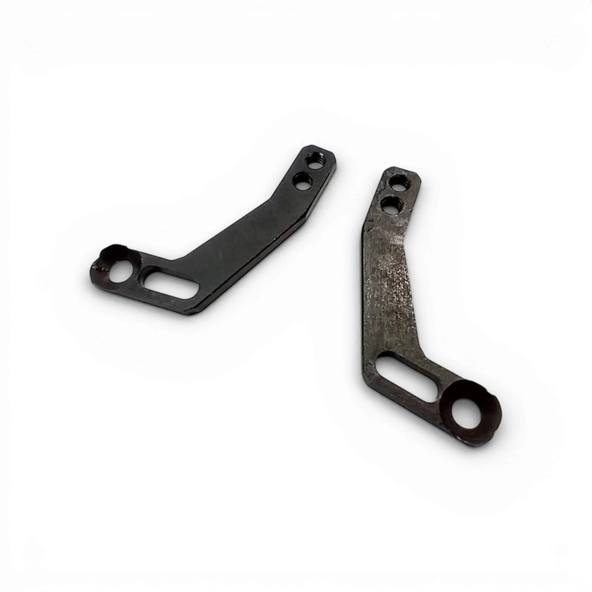 Équerres pour mono amortisseur en métal, conçues par Metal Garage, pour renforcer la fixation dans un garage.
