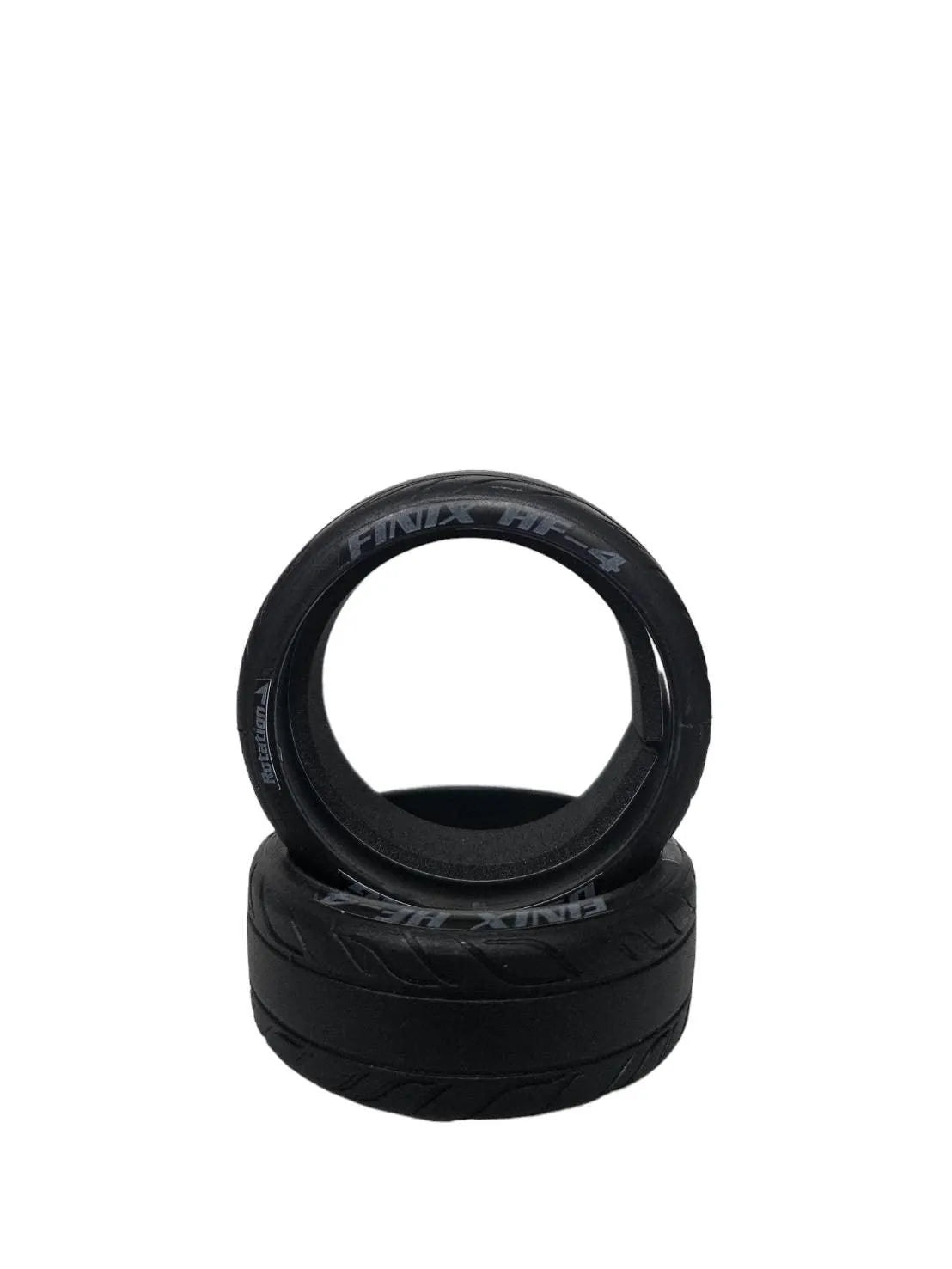 Quatre roues DS Racing Finix HF4, pneus de haute performance pour véhicules de course, visibles en image.