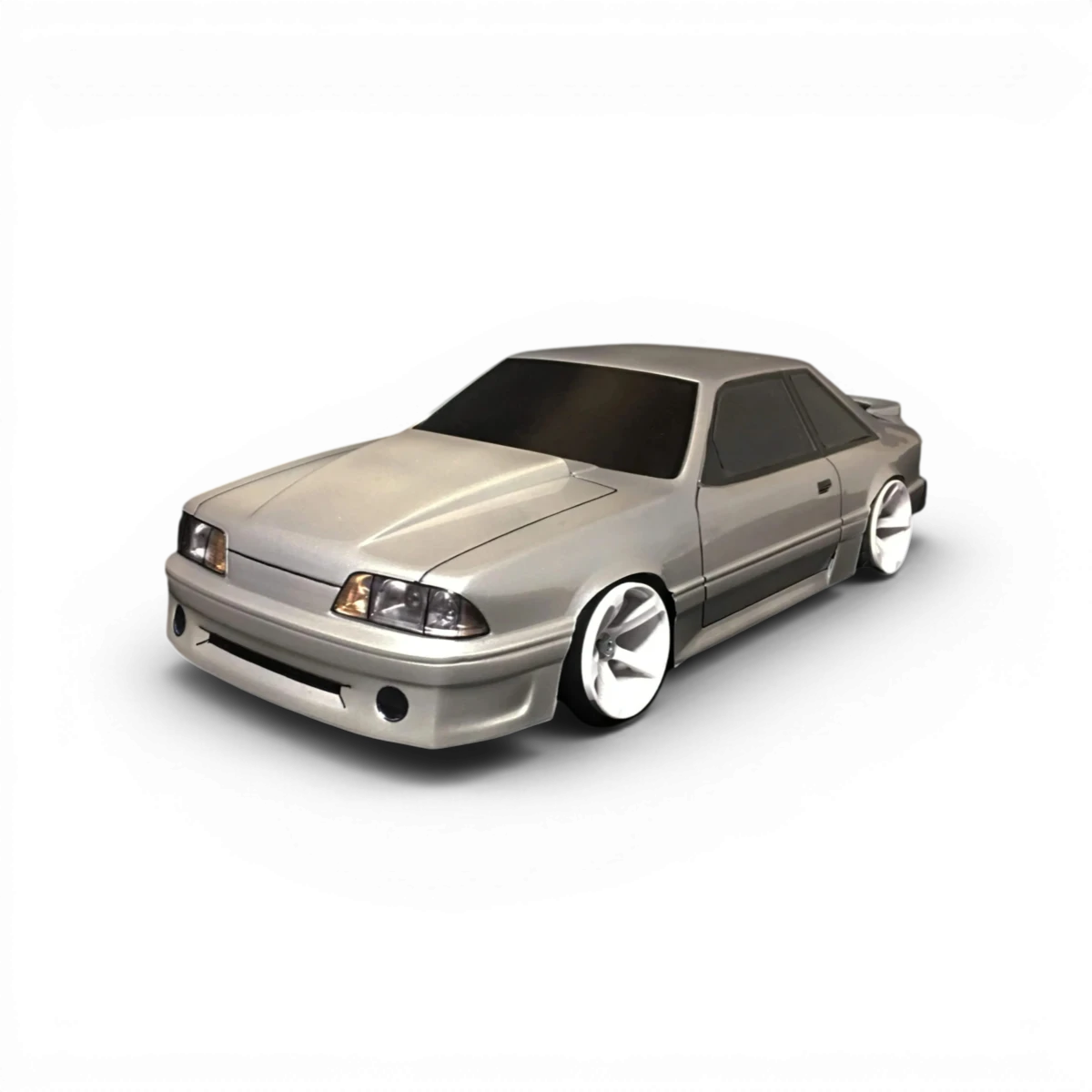 Carrosserie Ford Mustang Foxbody 90 pour RC, modèle GT Fox 1990, fabriquée par Aplastics RC, vue de face avec détails de la carrosserie
