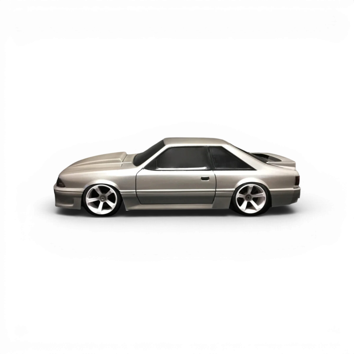 Carrosserie Ford Mustang Foxbody 90 pour voiture RC Aplastics RC, modèle de 1990, en plastique avec détails réalistes.