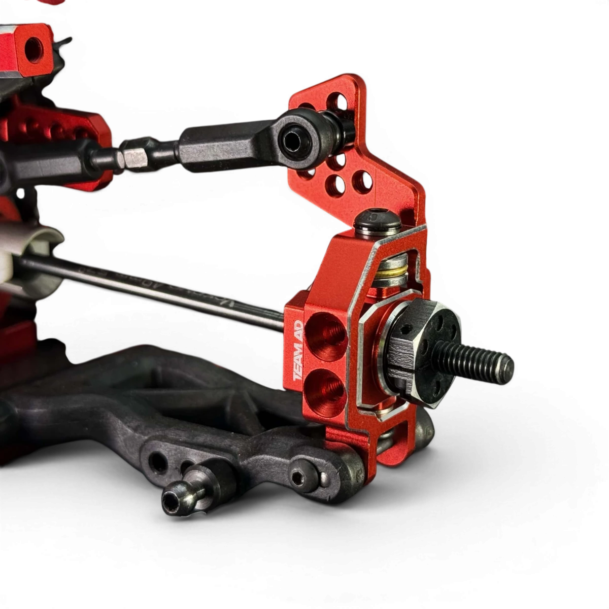 Fusées arrière en aluminium réglables pour véhicule RC, de la marque TEAM AD, avec détails de fixation et finition métallique.