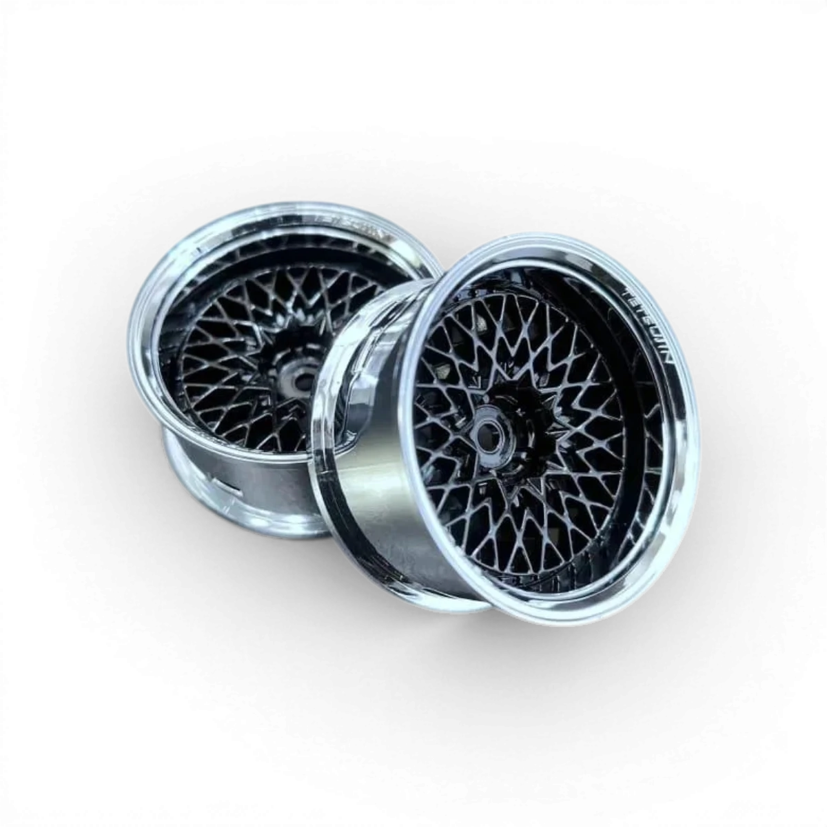 Roues Tetsujin GranSeeker en chrome brillant et noir, avec finition élégante, visibles en gros plan.