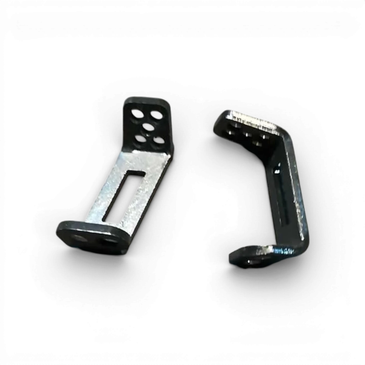 Fusées avant de haute qualité pour voiture Radio Commande, fabriquées par Metal Garage, en métal robuste avec détails précis.