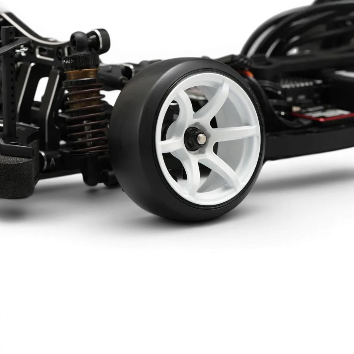 Jantes 6 branches High Traction Offset 6 blanches de Team Yokomo pour roues de véhicule RC, visibles en image.