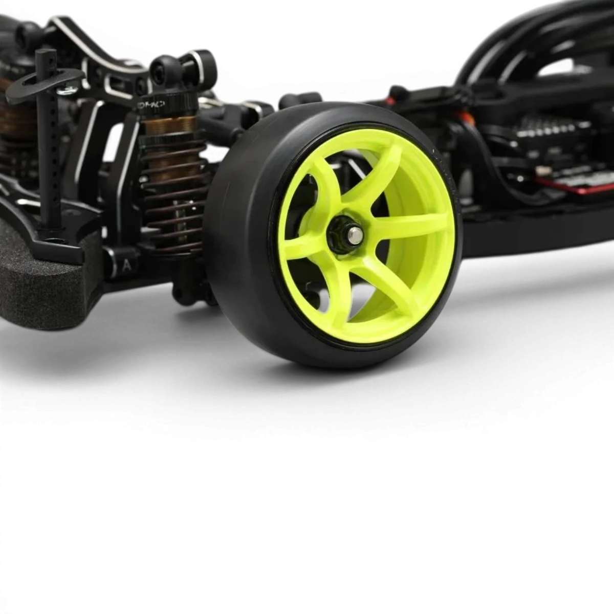 Jantes 6 branches High Traction Offset 6 jaune fluo de Team Yokomo pour voitures RC, visibles en gros plan.