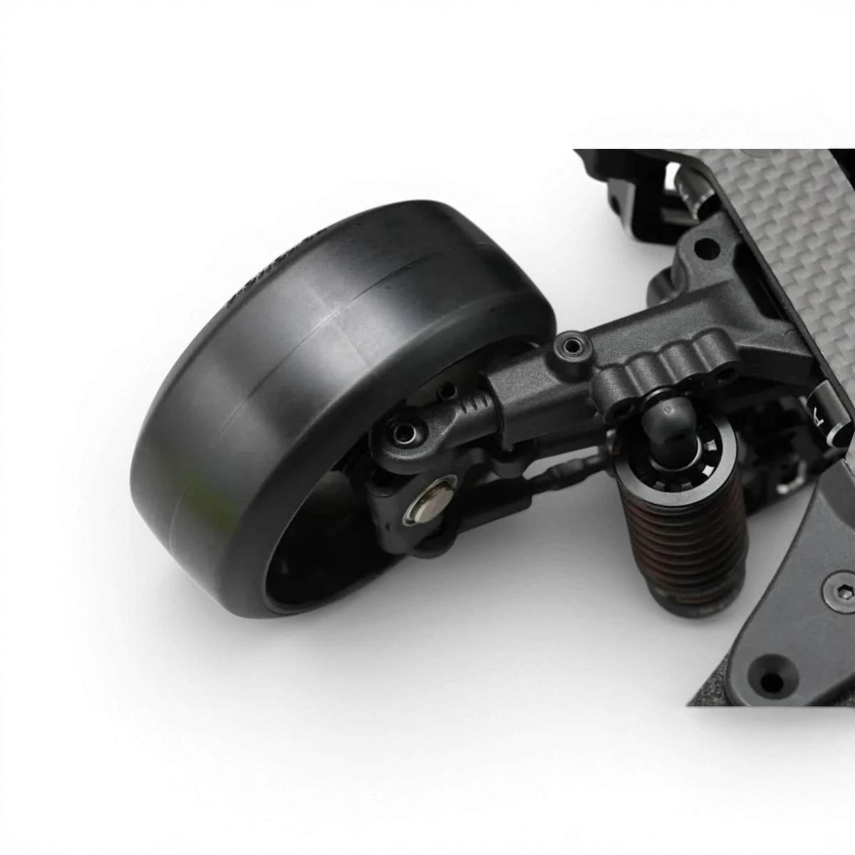 Jantes 6 branches High Traction Offset 6 en titanium pour voitures de course Team Yokomo, visibles en gros plan.