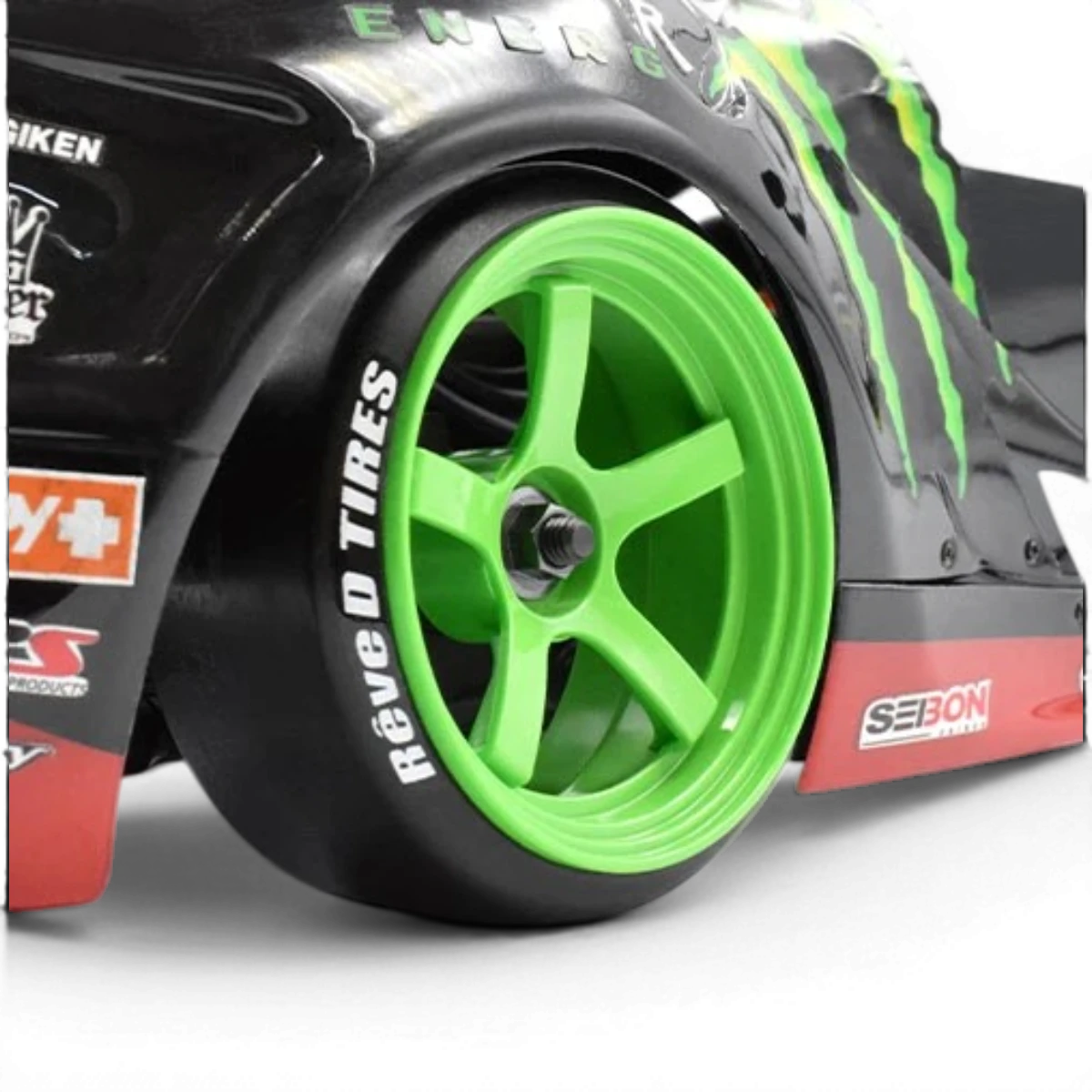 Jantes DP5 vertes pour roues, marque Team Reve D, avec offset de 6mm, visibles sur un véhicule de drift.