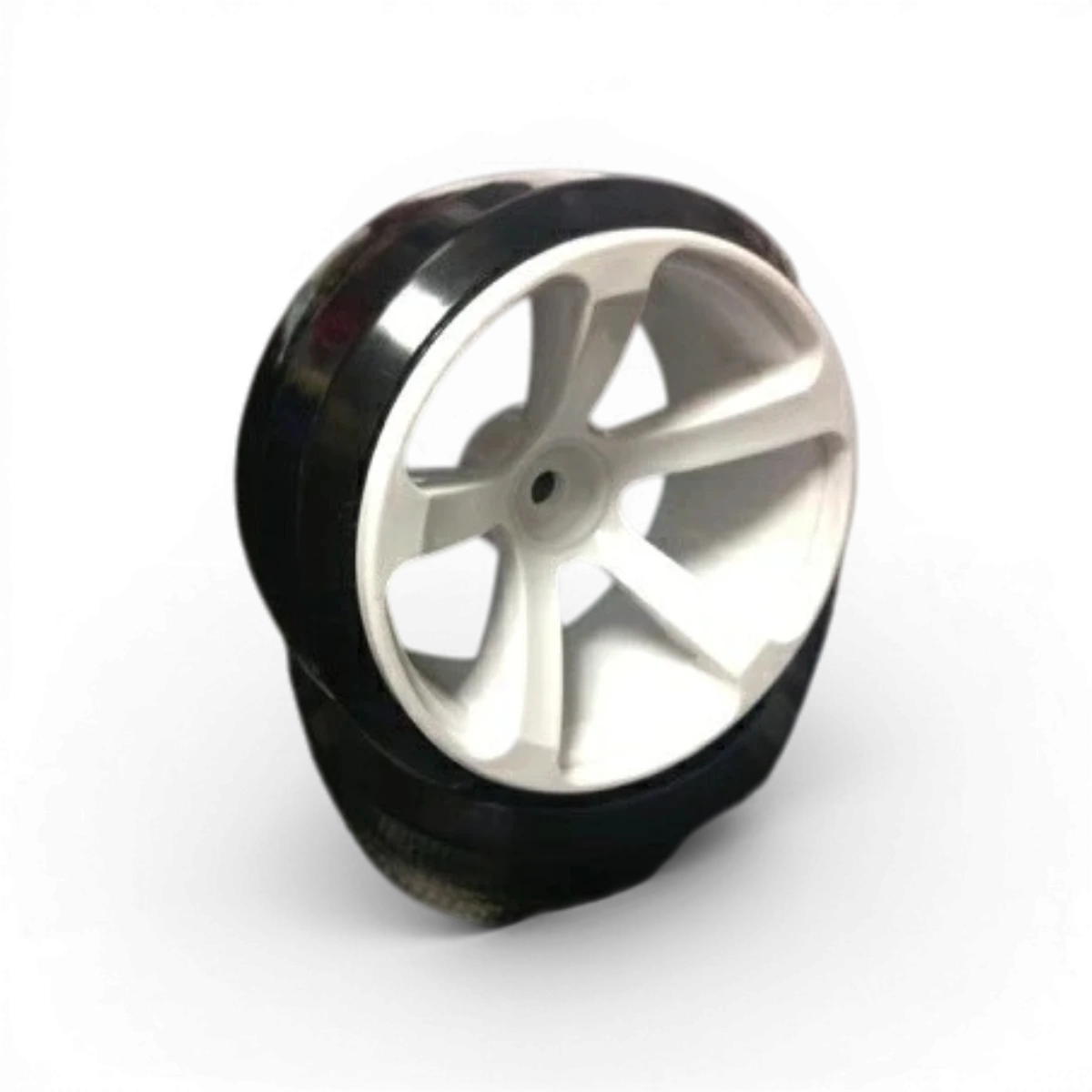 Jantes DRS blanches Topline, roues offset +9, design élégant, visibles détails de la finition et du motif des jantes.