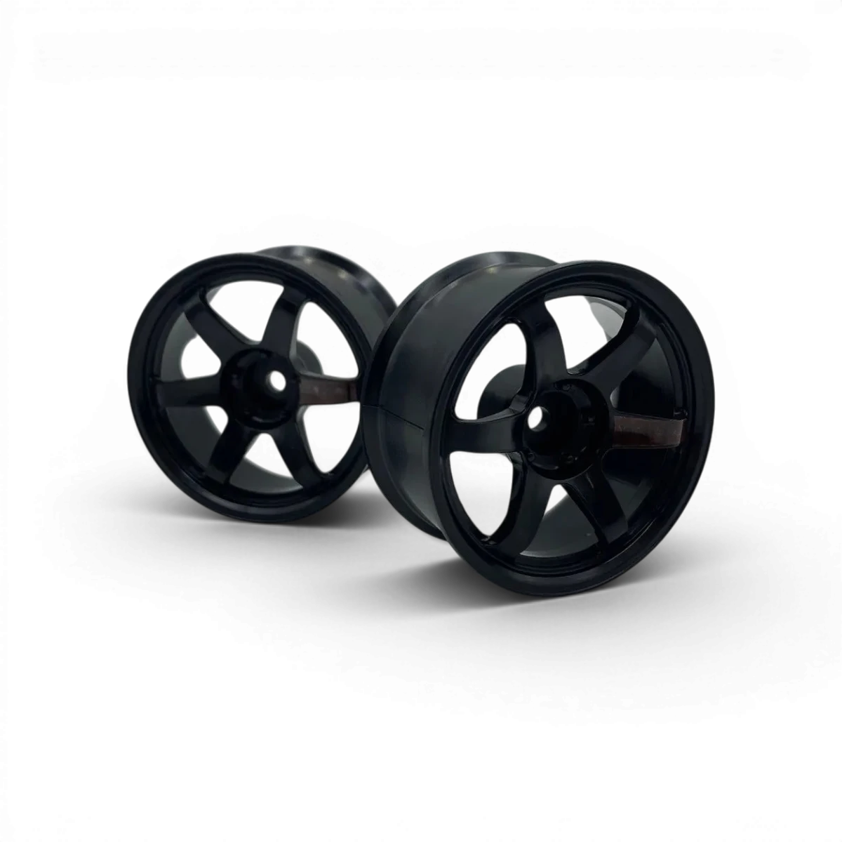 Jantes TE37 noires à haute traction de Custom lab's, roues légères pour performance en drift et conduite sportive.