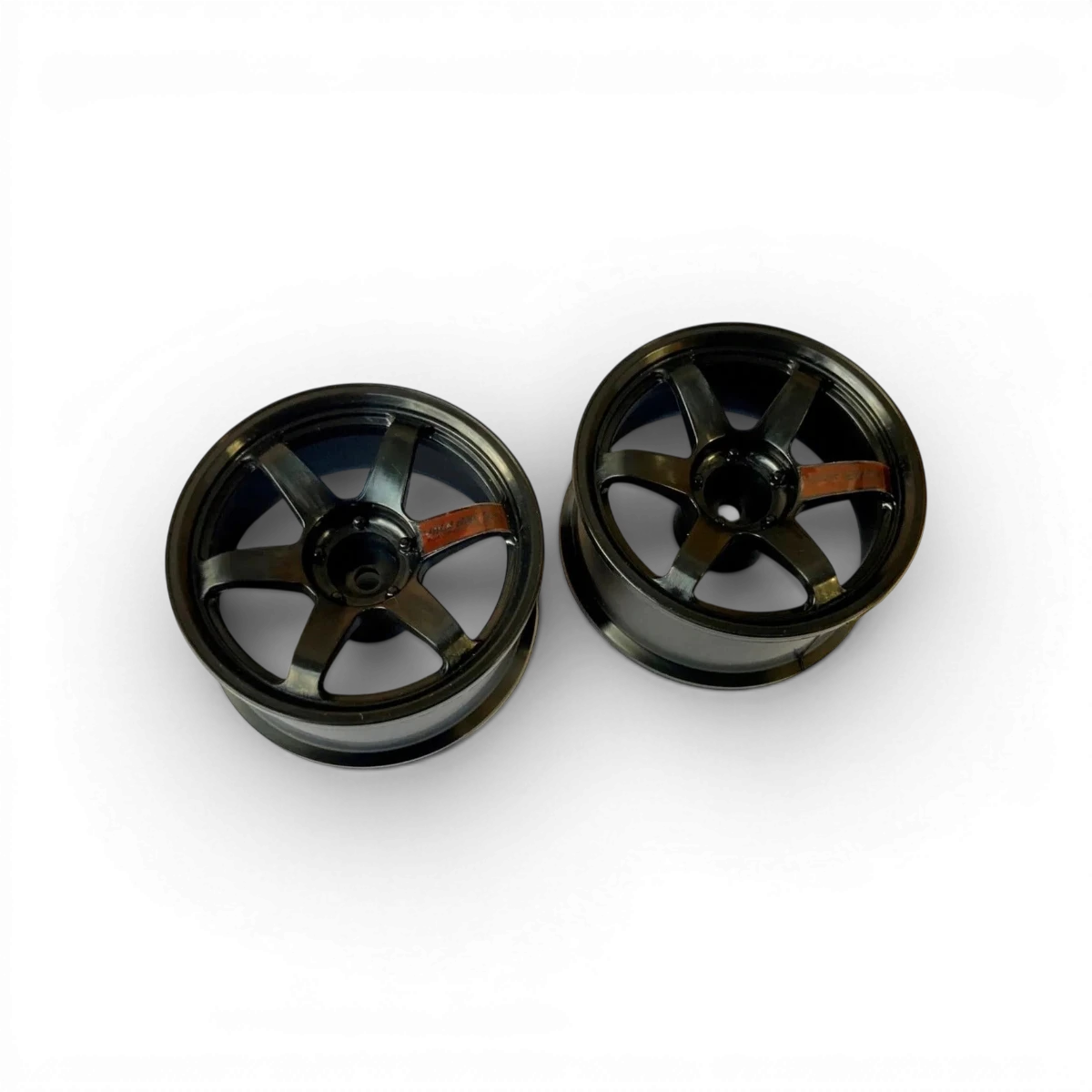 Jantes TE37 noires à haute traction de Custom lab's, roue de voiture sport, vue de face sur fond blanc