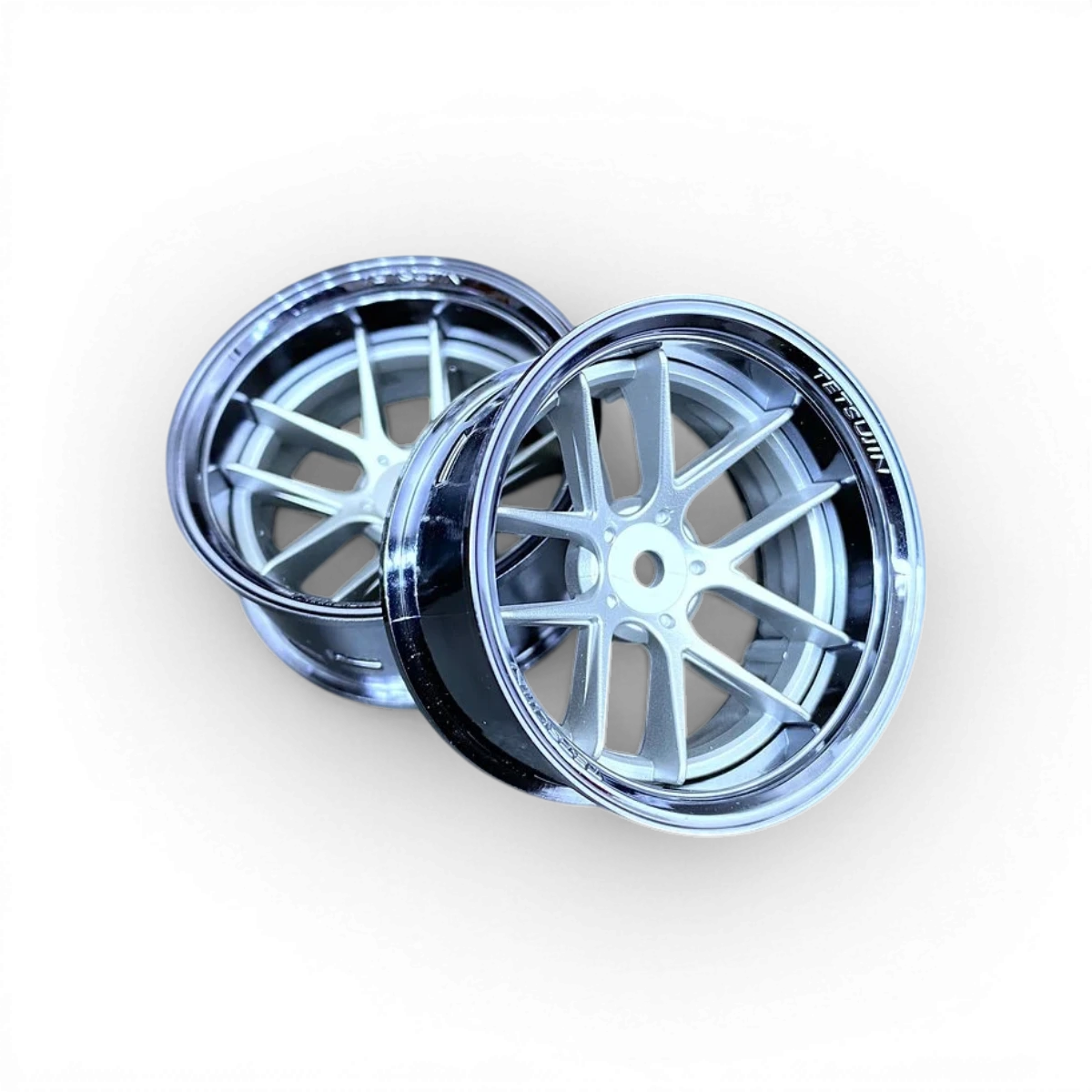 Roues Tetsujin Jasmine Chrome-noir et gris, design élégant avec finition chromée et détails noirs, pour vélo ou moto.