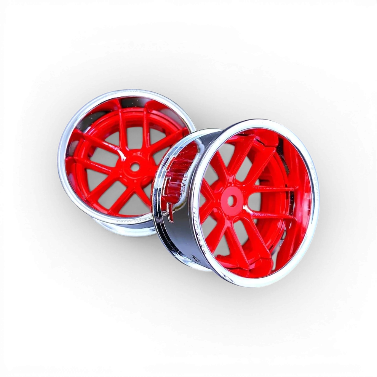 Roues Tetsujin Jasmine chrome et rouge gloss pour voiture, finition brillante et design élégant.