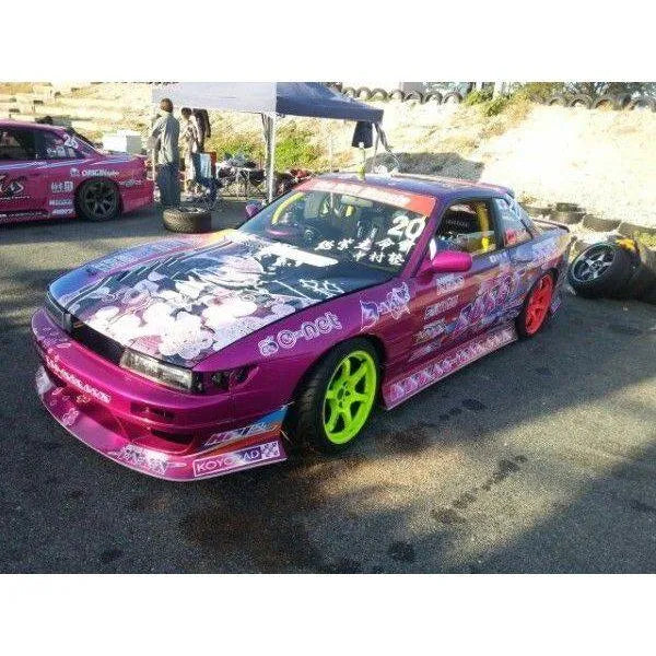 Kit de décoration 2013 Drift Muscle pour Nissan S13 Silvia, personnalisé par PS-Taka, avec détails de design et couleurs vives.