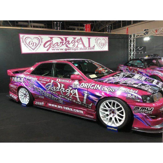 Kit de décoration pour garage Dual 100 Chaser Fujita, personnalisé par PS-Taka, avec éléments colorés et motifs détaillés.