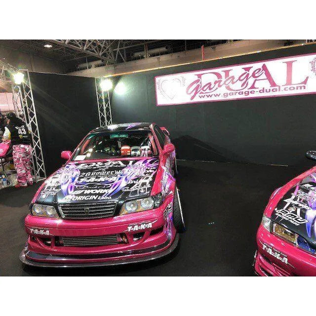 Kit de décoration pour Garage Dual 100 Chaser Fujita, personnalisé par PS-Taka, avec détails colorés et motifs sur le véhicule.