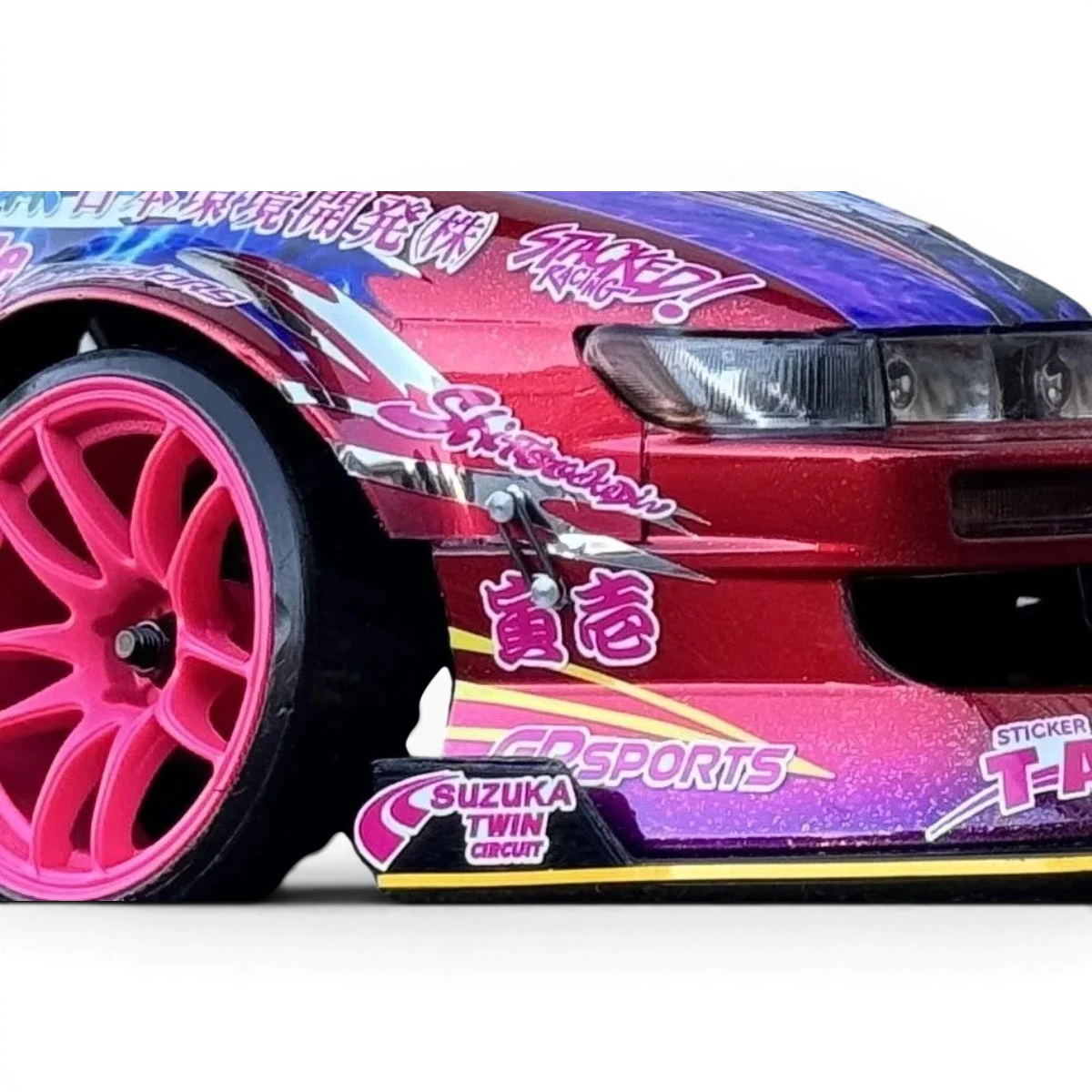 Kit fixation pare-chocs en aluminium pour customisation, conçu par Addiction RC Design, avec composants visibles en image.