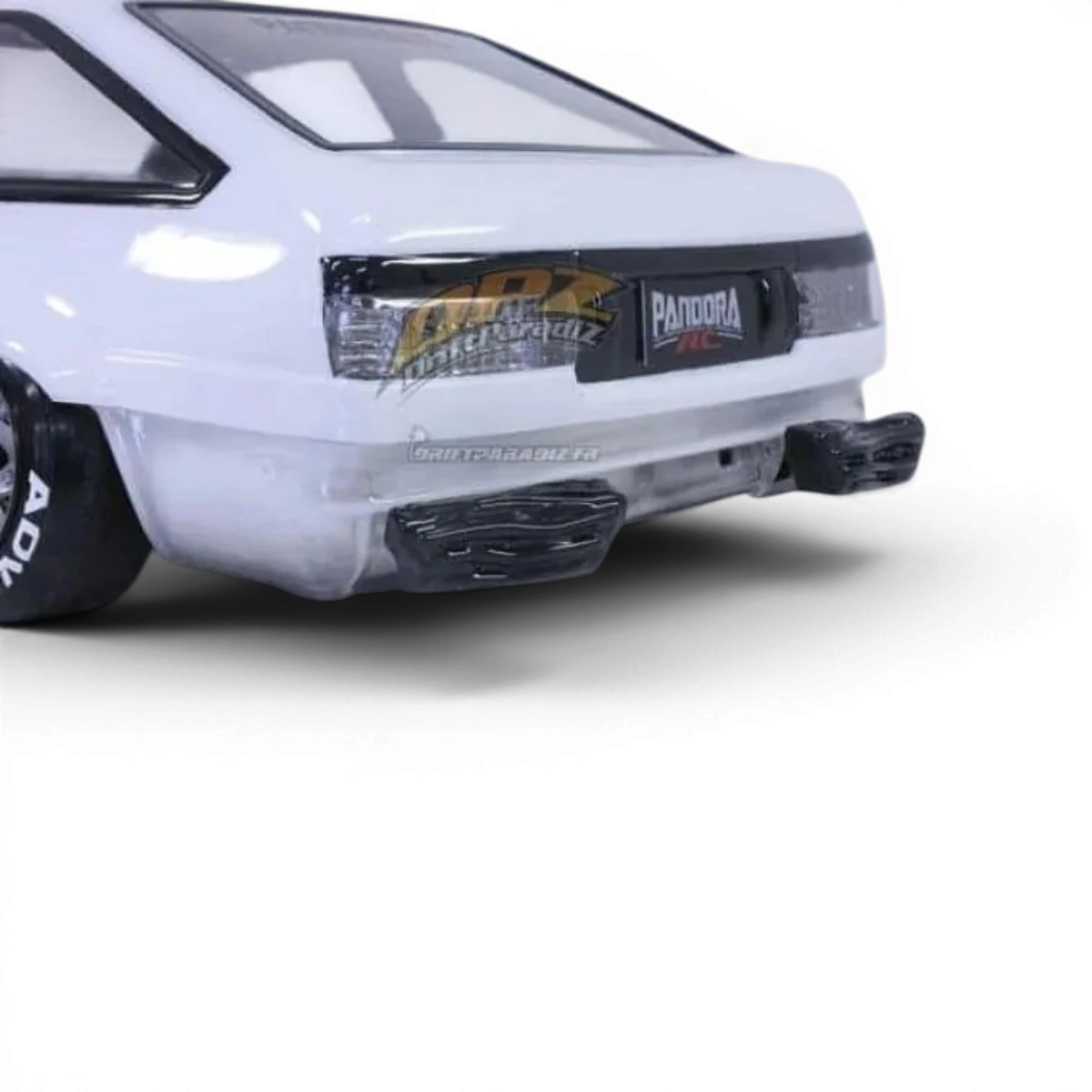 Kit intérieur, châssis et moteur apparent pour voiture RC AE86 Pandora RC, détails de la carrosserie et composants visibles.