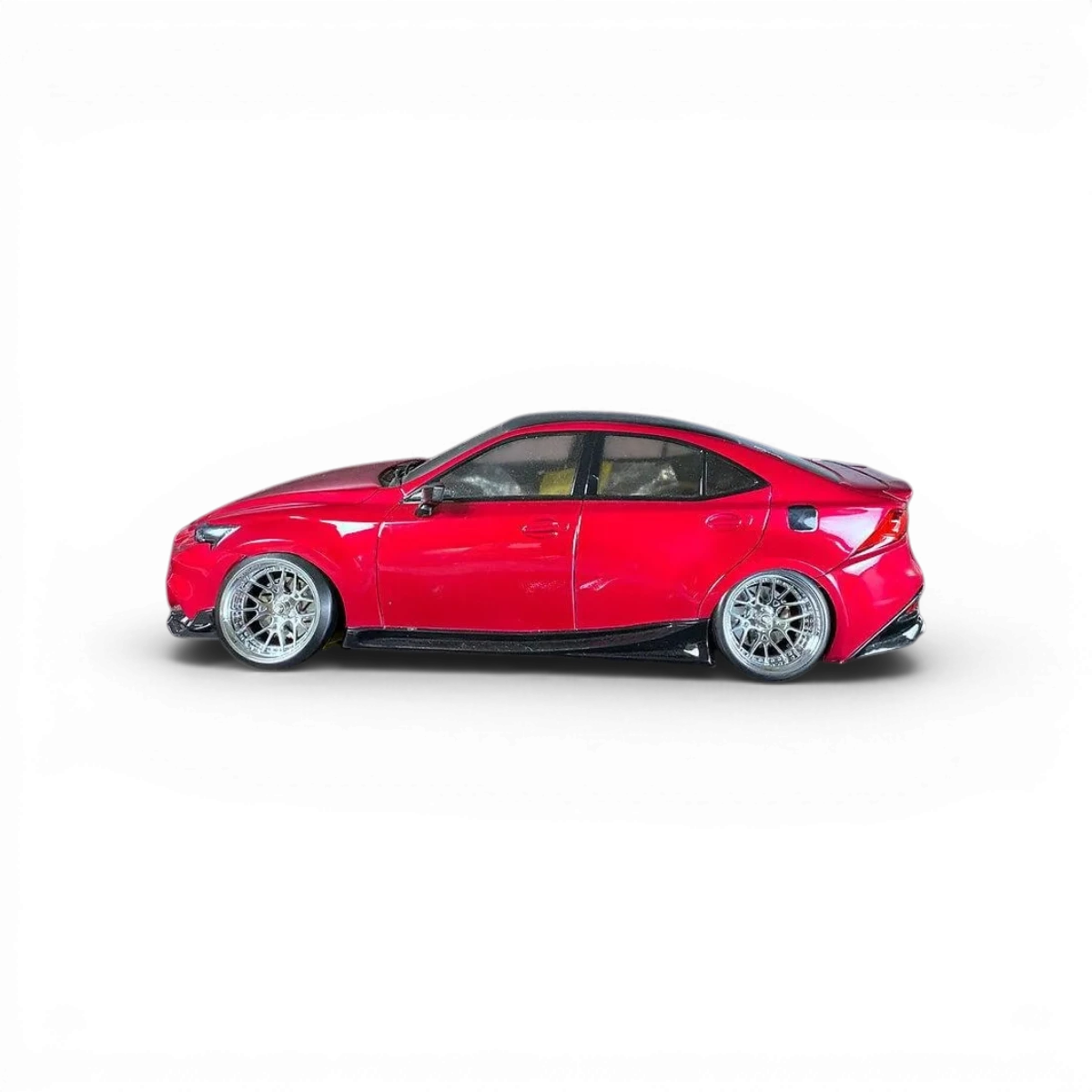 Carrosserie Lexus IS F Sport TRD Tetsujin, finition sportive, en détail avec éléments de design en noir et rouge.