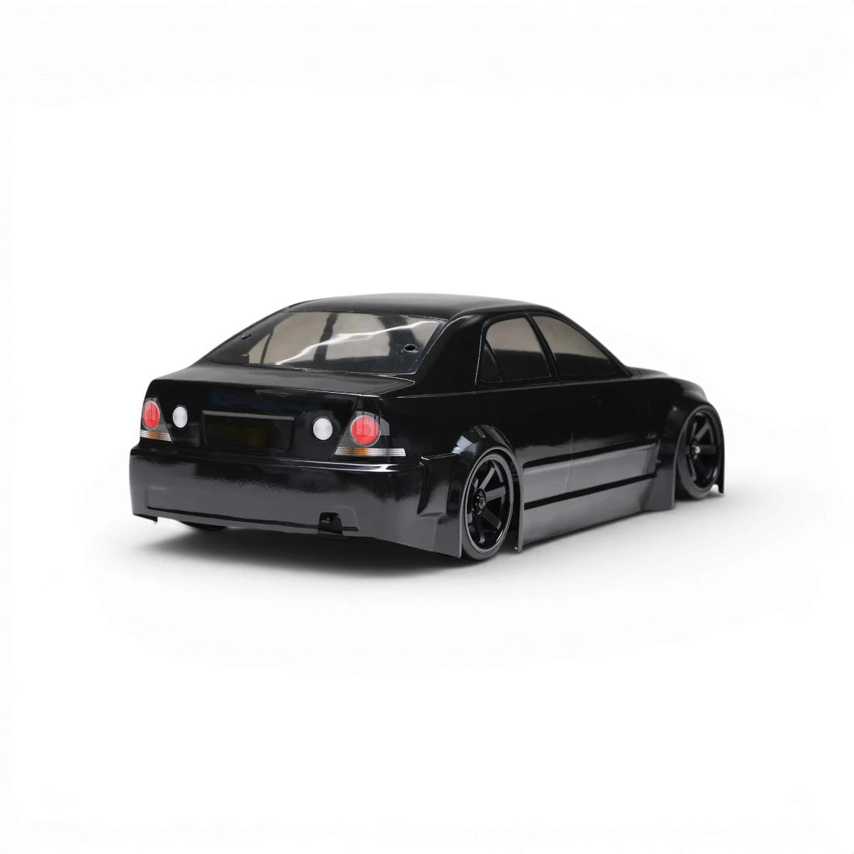 Corps de voiture Lexus IS220 ou Toyota Altezza, modèle drift, avec branding Team Yokomo, vue en gros plan sur la carrosserie.