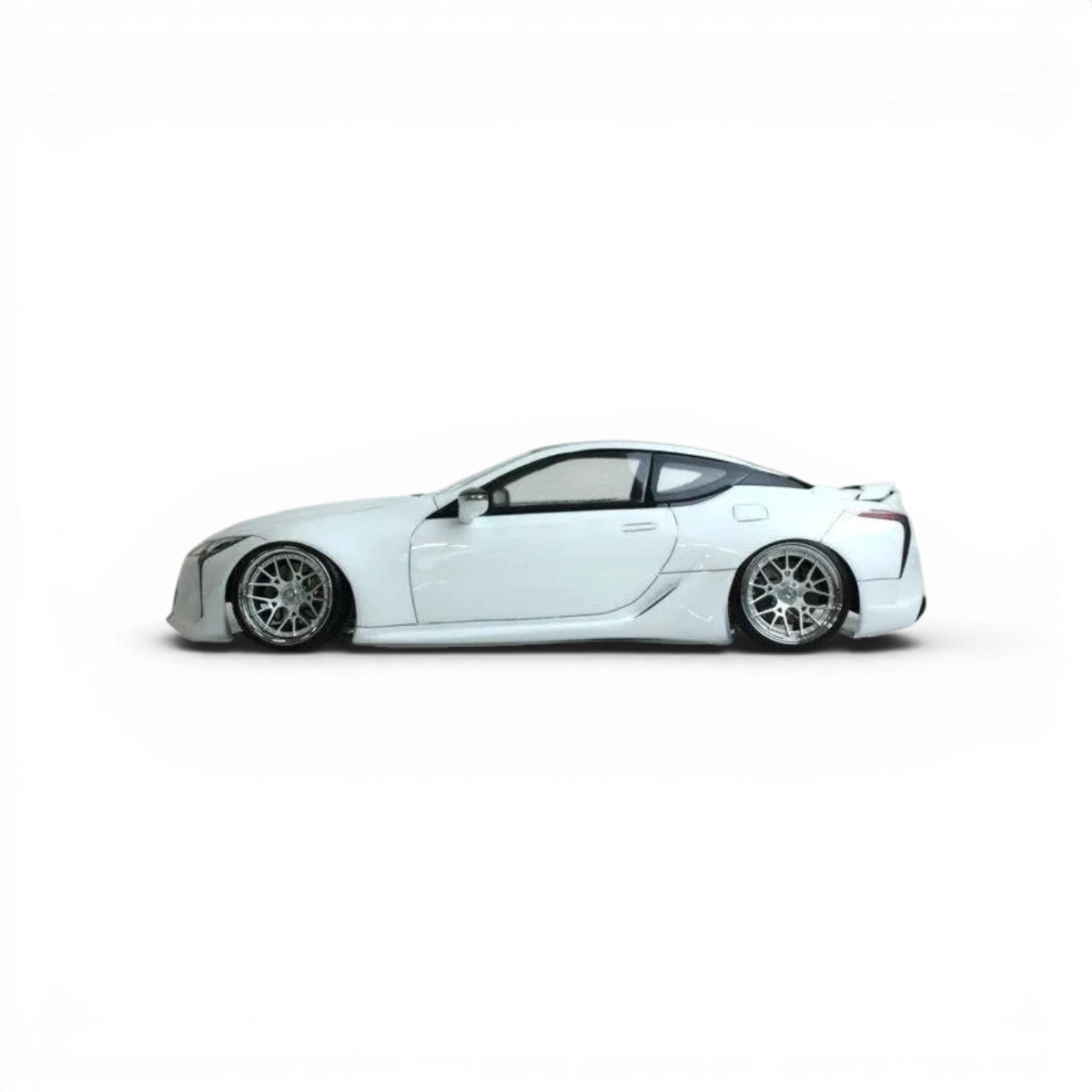 Voiture radiocommandée Lexus LC Pandora RC, carrosserie en plastique blanche avec détails noirs et logo Pandora RC.