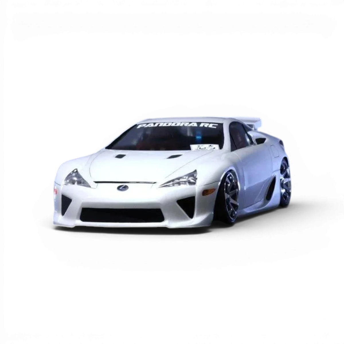 Modèle de voiture Lexus LFA Pandora RC avec carrosserie détaillée, vue en angle sur la piste de drift.