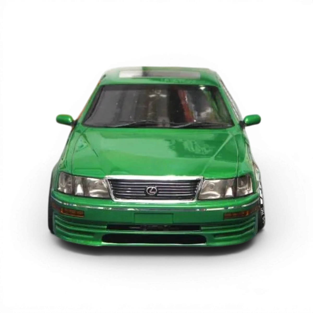 Carrosserie de voiture Lexus LS400 en plastique pour modèle RC, fabriquée par Aplastics RC, vue de côté.
